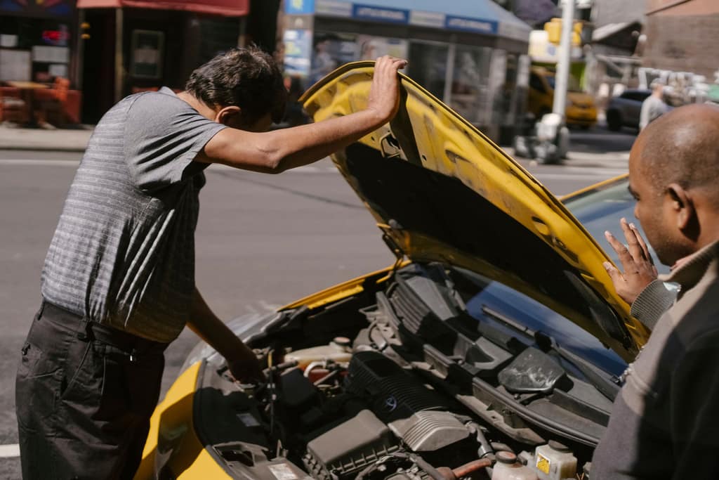 Interior del taller Servicio Automotriz del Parque en Querétaro — mecánicos trabajando en un vehículo